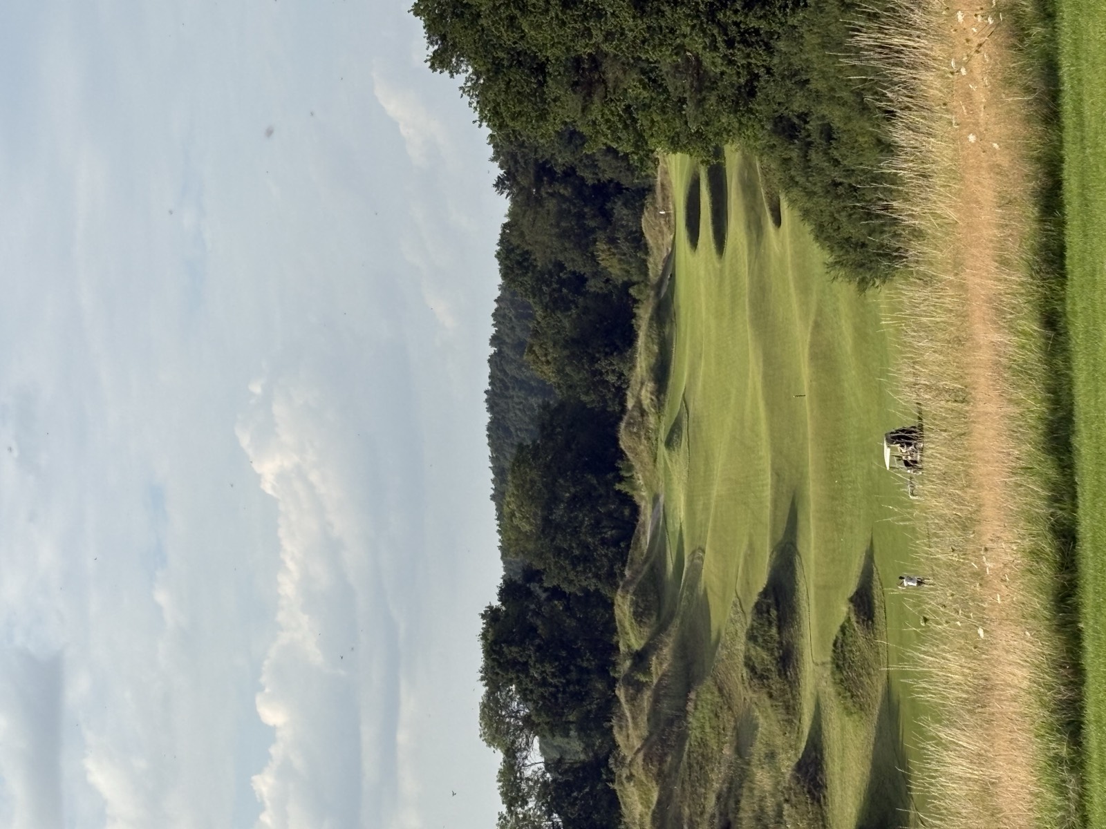 WINSTONlinks — Blick über die typische Links-Topografie mit Mounds und Fescue-Rough
