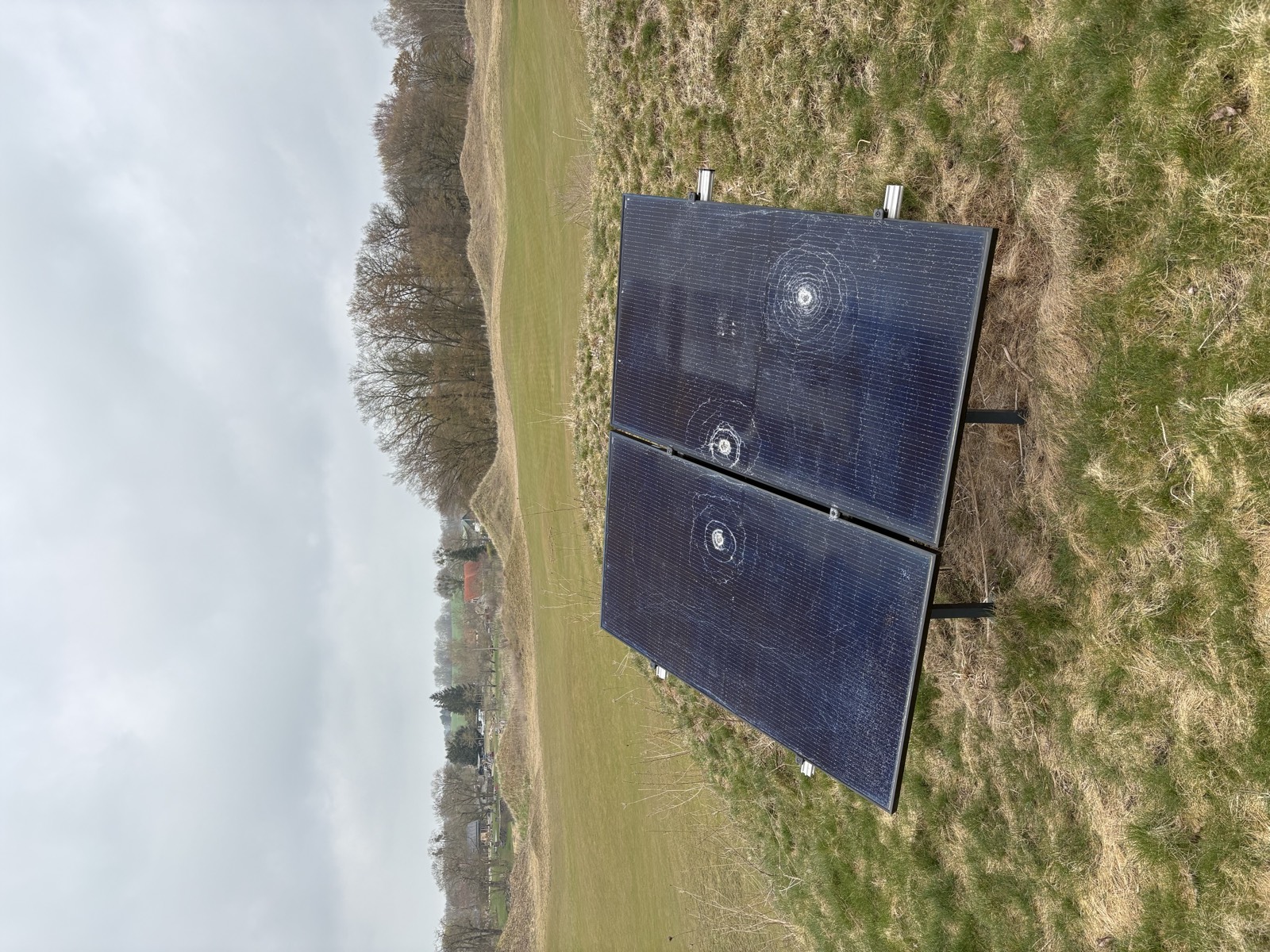 Solaranlage auf dem Links-Gelände, im Hintergrund die charakteristischen Mounds